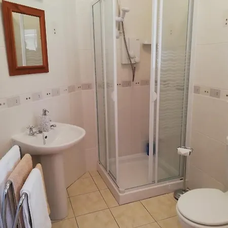 לינה וארוחת בוקר Two Eggs 3*